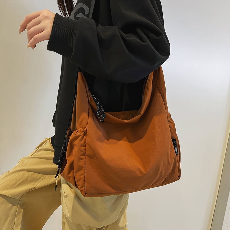 Unisex Nylon Solid Color Elegant Vacation Sewing Thread Square Zipper Shoulder Bag Messenger Bag display picture 9