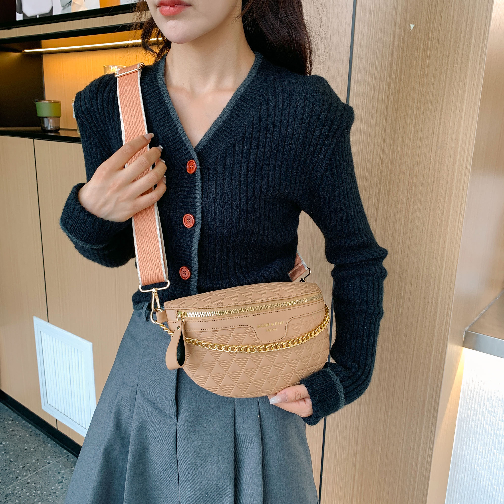 Femmes Faux Cuir Couleur Unie Style Vintage Style Classique Forme De Boulette Fermeture Éclair Sac Banane display picture 3