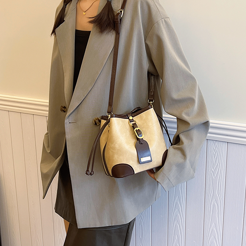 Women's Pu Leather Solid Color Streetwear Bucket String Shoulder Bag Crossbody Bag display picture 2