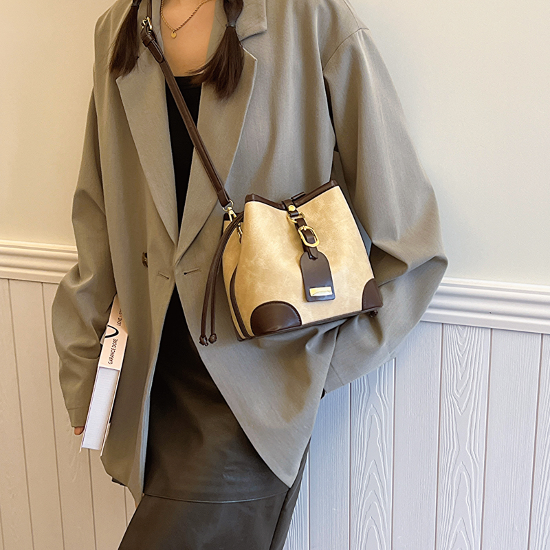 امرأة جلد غير حقيقي اللون الصامد ملابس الشارع دلو سلسلة حقيبة كتف كروس شنطة display picture 3