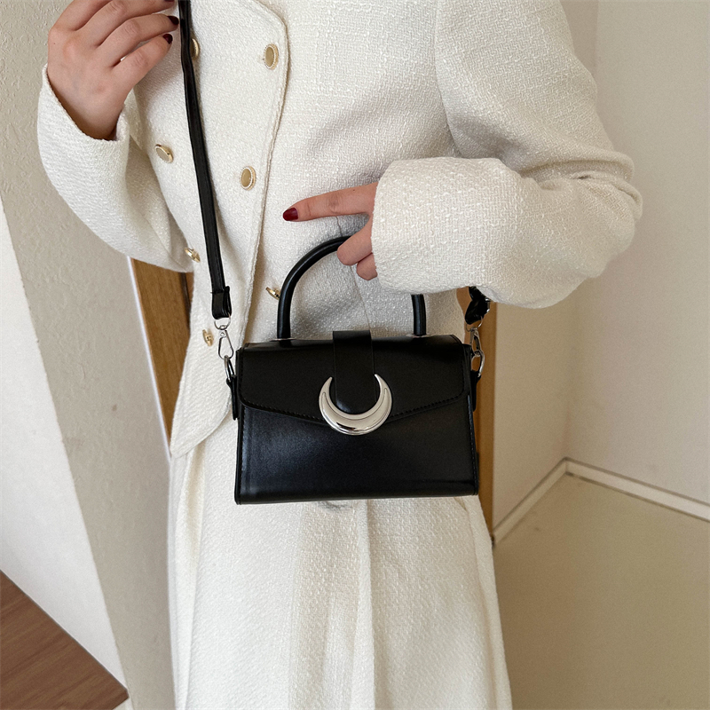 Women's Pu Leather Moon Solid Color Streetwear Square Magnetic Buckle Handbag display picture 5