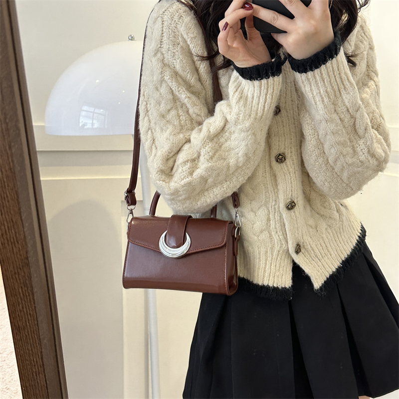 Women's Pu Leather Moon Solid Color Streetwear Square Magnetic Buckle Handbag display picture 10