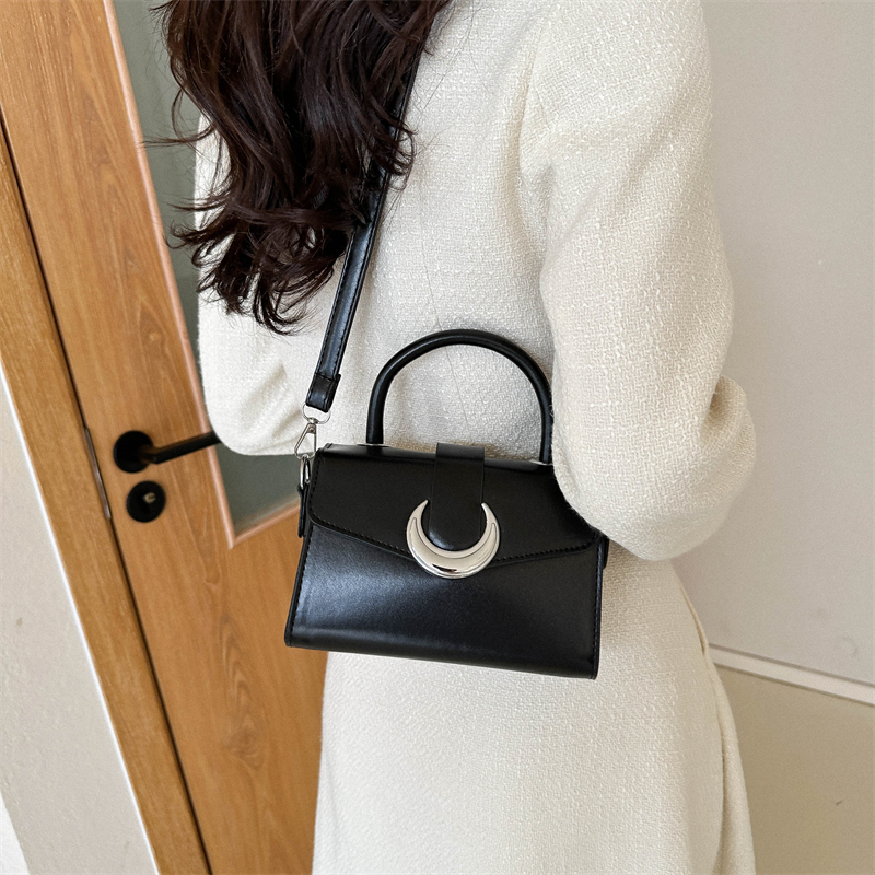 Women's Pu Leather Moon Solid Color Streetwear Square Magnetic Buckle Handbag display picture 9
