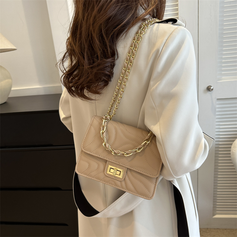 Women's Pu Leather Solid Color Streetwear Square Lock Clasp Handbag display picture 3