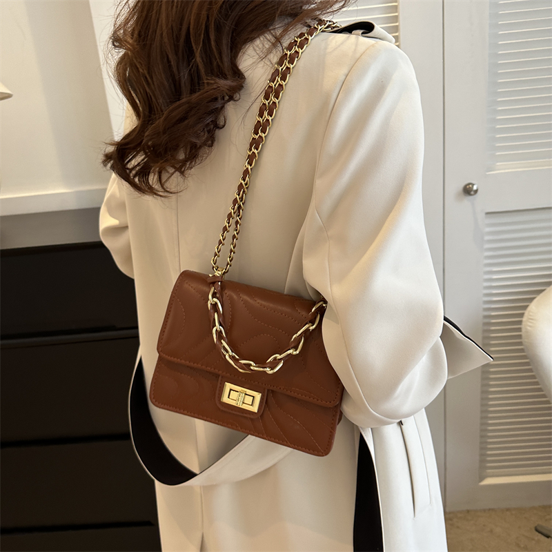 Women's Pu Leather Solid Color Streetwear Square Lock Clasp Handbag display picture 5