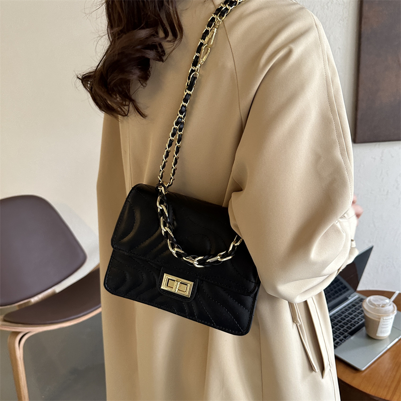 Women's Pu Leather Solid Color Streetwear Square Lock Clasp Handbag display picture 6
