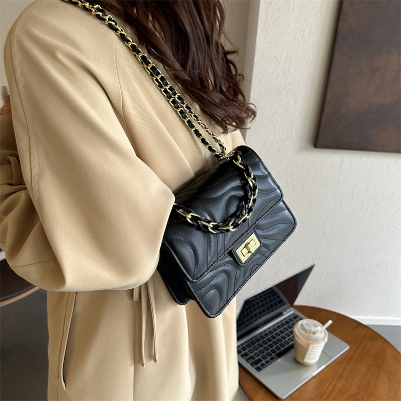 Women's Pu Leather Solid Color Streetwear Square Lock Clasp Handbag display picture 8