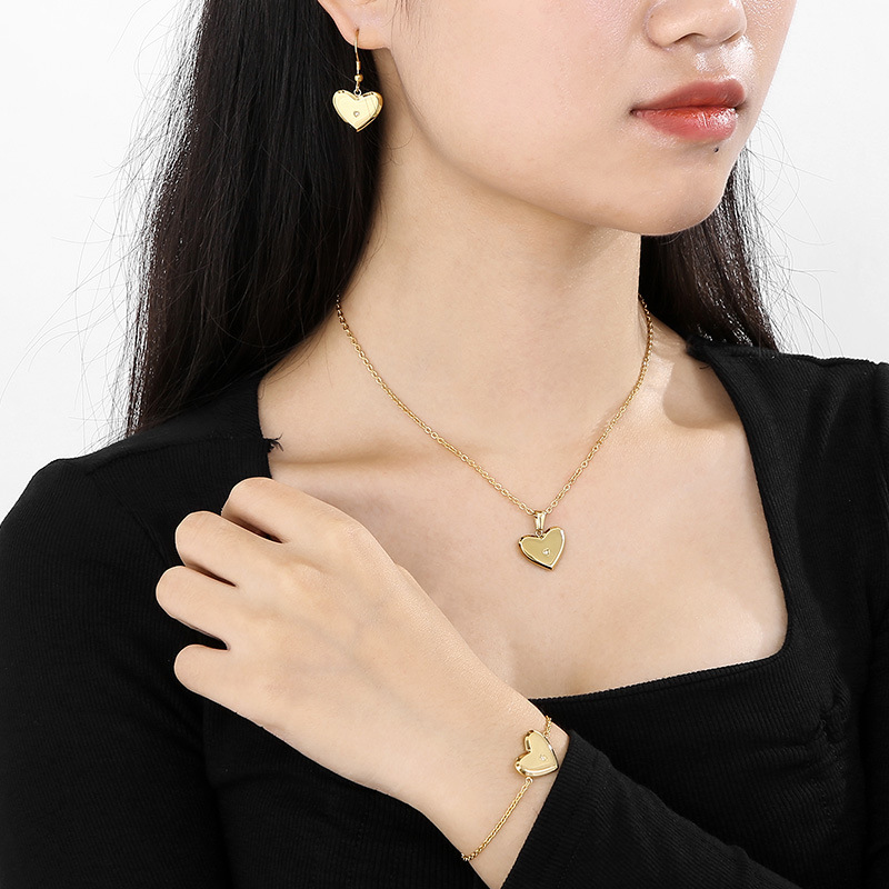 Titan Stahl 18 Karat Vergoldet Einfacher Stil Klassischer Stil Patchwork Herzform Armbänder Ohrringe Halskette display picture 5