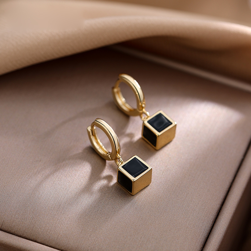 1 Pair Vintage Style Square Enamel Plating Alloy Gold Plated Drop Earrings display picture 4