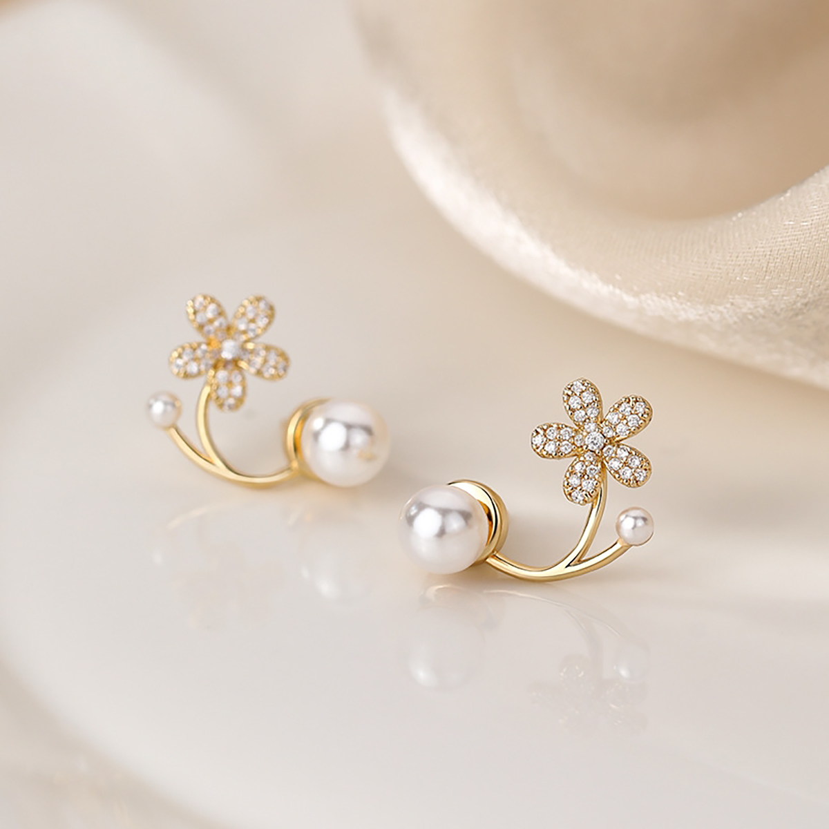1 Pair Elegant Lady Shiny Petal Plating Inlay Sterling Silver Artificial Pearls Zircon Silver Plated Ear Studs display picture 1