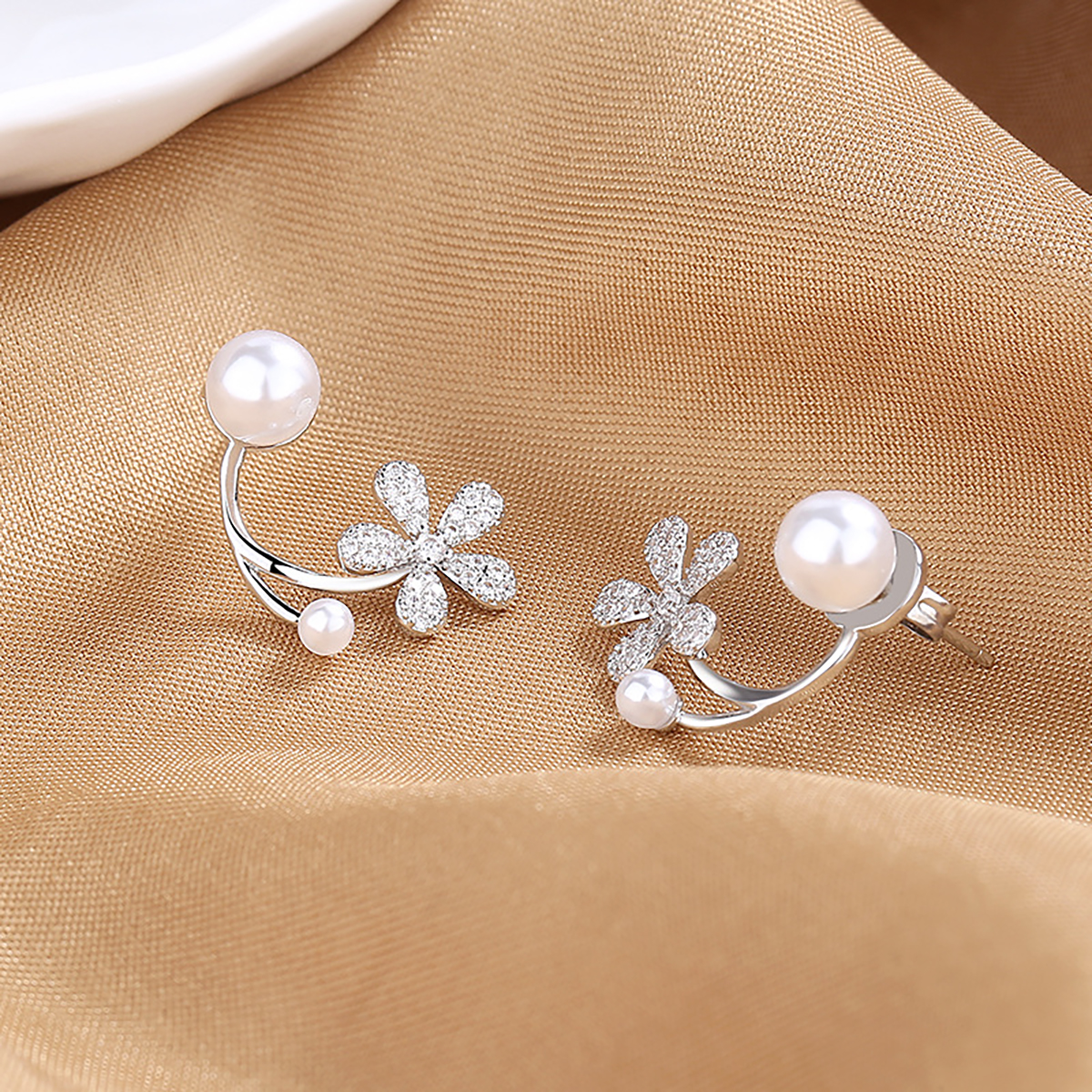 1 Pair Elegant Lady Shiny Petal Plating Inlay Sterling Silver Artificial Pearls Zircon Silver Plated Ear Studs display picture 5