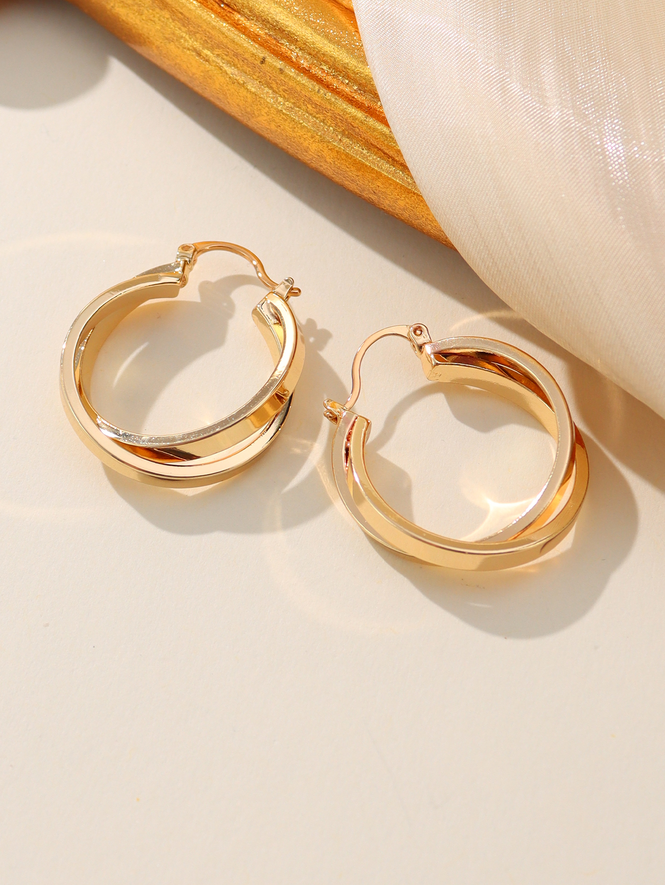 1 Pair Simple Style Round Stamping Plating Copper 14k Gold Plated Earrings display picture 1