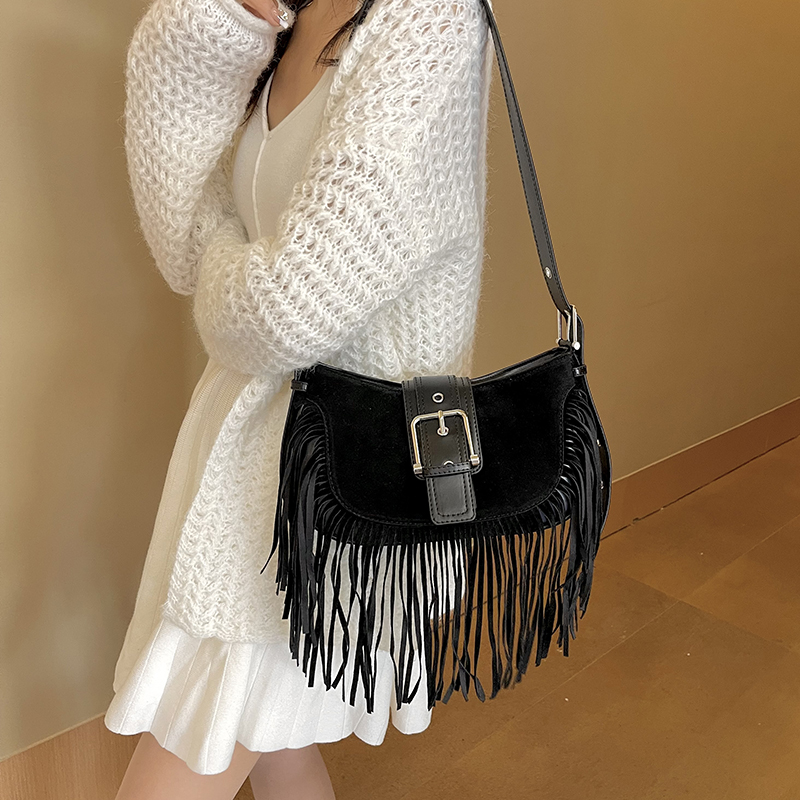 Women's Pu Leather Solid Color Vintage Style Classic Style Streetwear Tassel Sewing Thread Dumpling Shape Zipper Magnetic Buckle Shoulder Bag display picture 1