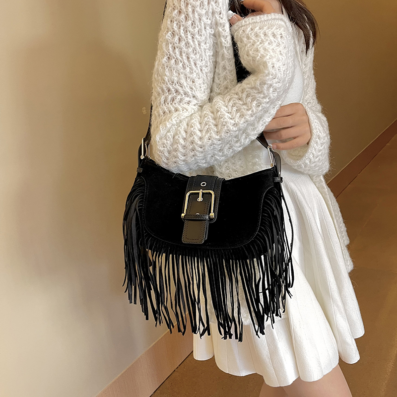 Women's Pu Leather Solid Color Vintage Style Classic Style Streetwear Tassel Sewing Thread Dumpling Shape Zipper Magnetic Buckle Shoulder Bag display picture 4