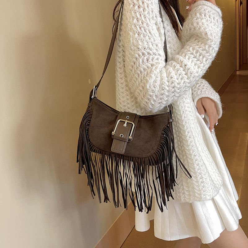 Women's Pu Leather Solid Color Vintage Style Classic Style Streetwear Tassel Sewing Thread Dumpling Shape Zipper Magnetic Buckle Shoulder Bag display picture 10