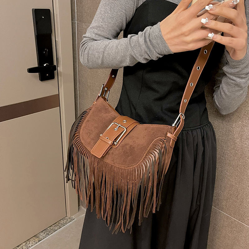 Women's Pu Leather Solid Color Vintage Style Classic Style Streetwear Tassel Sewing Thread Dumpling Shape Zipper Magnetic Buckle Shoulder Bag display picture 17