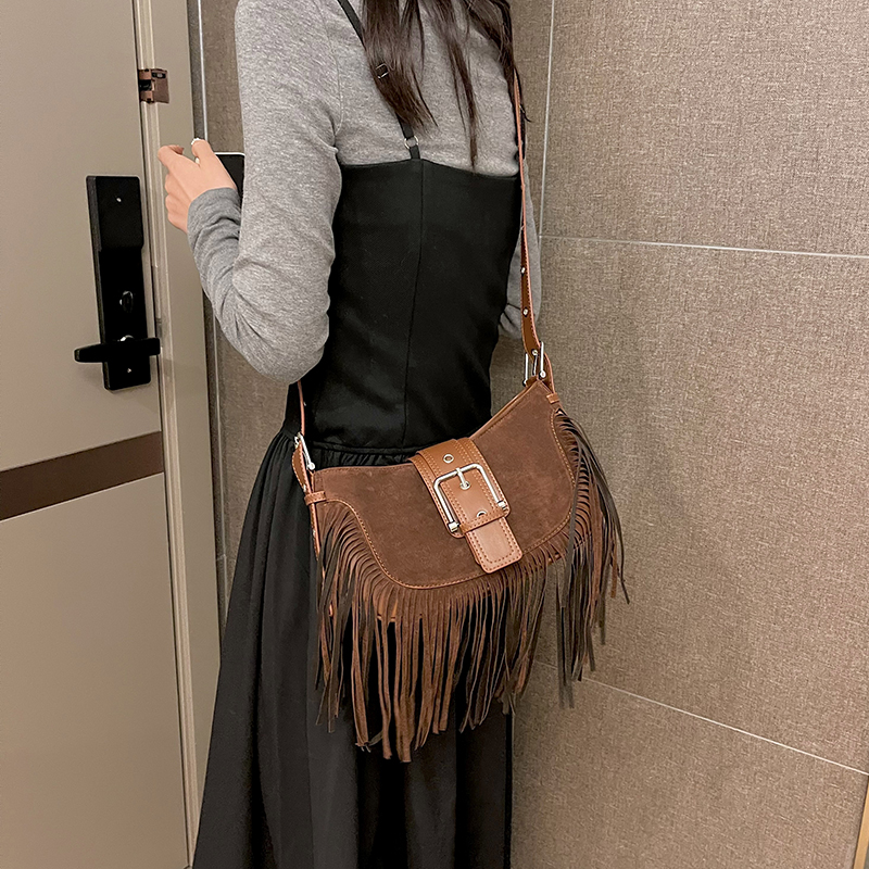 Women's Pu Leather Solid Color Vintage Style Classic Style Streetwear Tassel Sewing Thread Dumpling Shape Zipper Magnetic Buckle Shoulder Bag display picture 15