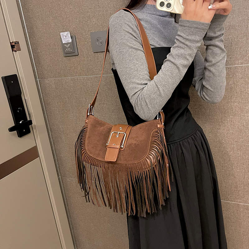 Women's Pu Leather Solid Color Vintage Style Classic Style Streetwear Tassel Sewing Thread Dumpling Shape Zipper Magnetic Buckle Shoulder Bag display picture 19