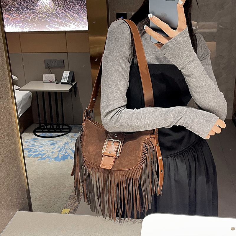 Women's Pu Leather Solid Color Vintage Style Classic Style Streetwear Tassel Sewing Thread Dumpling Shape Zipper Magnetic Buckle Shoulder Bag display picture 14