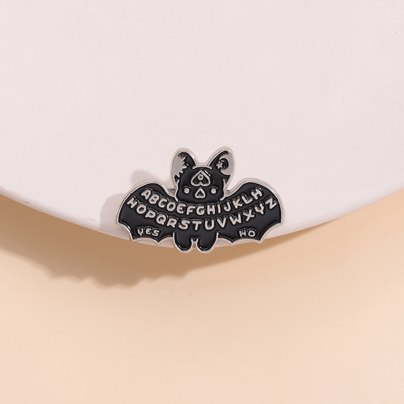 Vintage Style Letter Bat Alloy Plating Unisex Brooches display picture 2