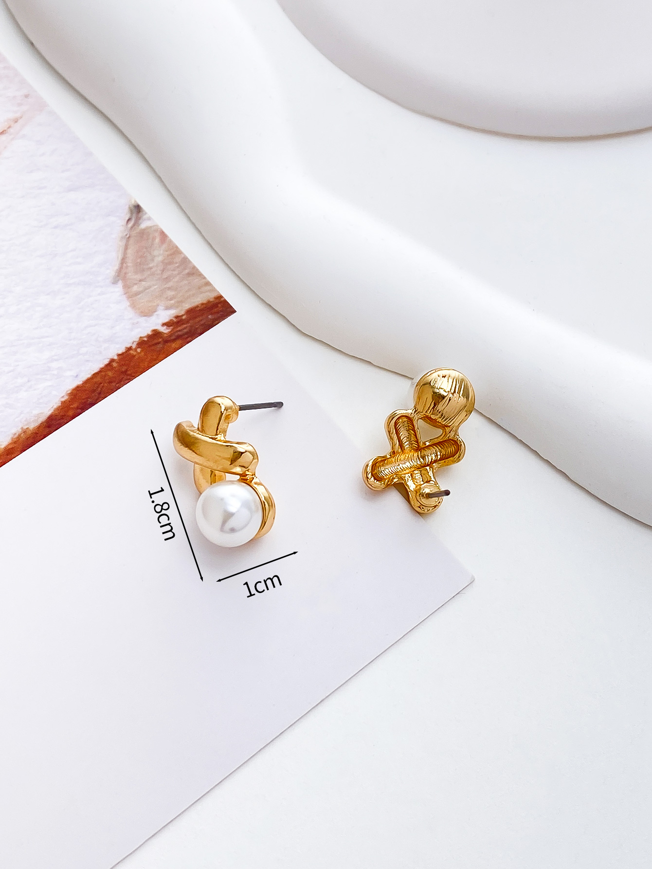 1 Pair Simple Style Round Inlay Alloy Pearl Ear Studs display picture 3