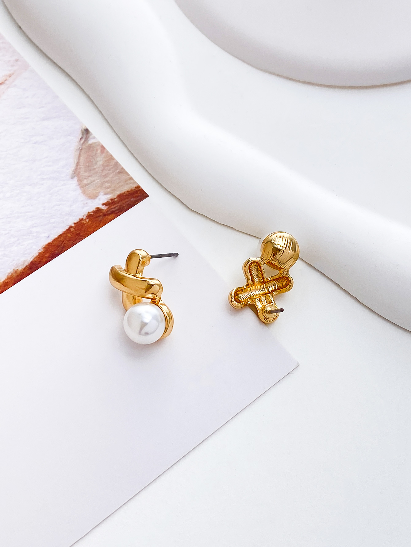 1 Pair Simple Style Round Inlay Alloy Pearl Ear Studs display picture 4