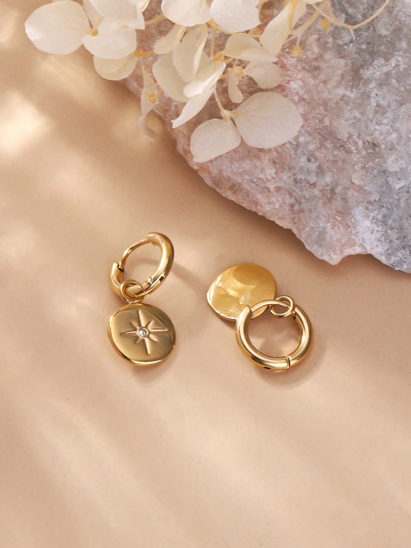 1 Pair Retro Star Plating 304 Stainless Steel 14K Gold Plated Drop Earrings display picture 2