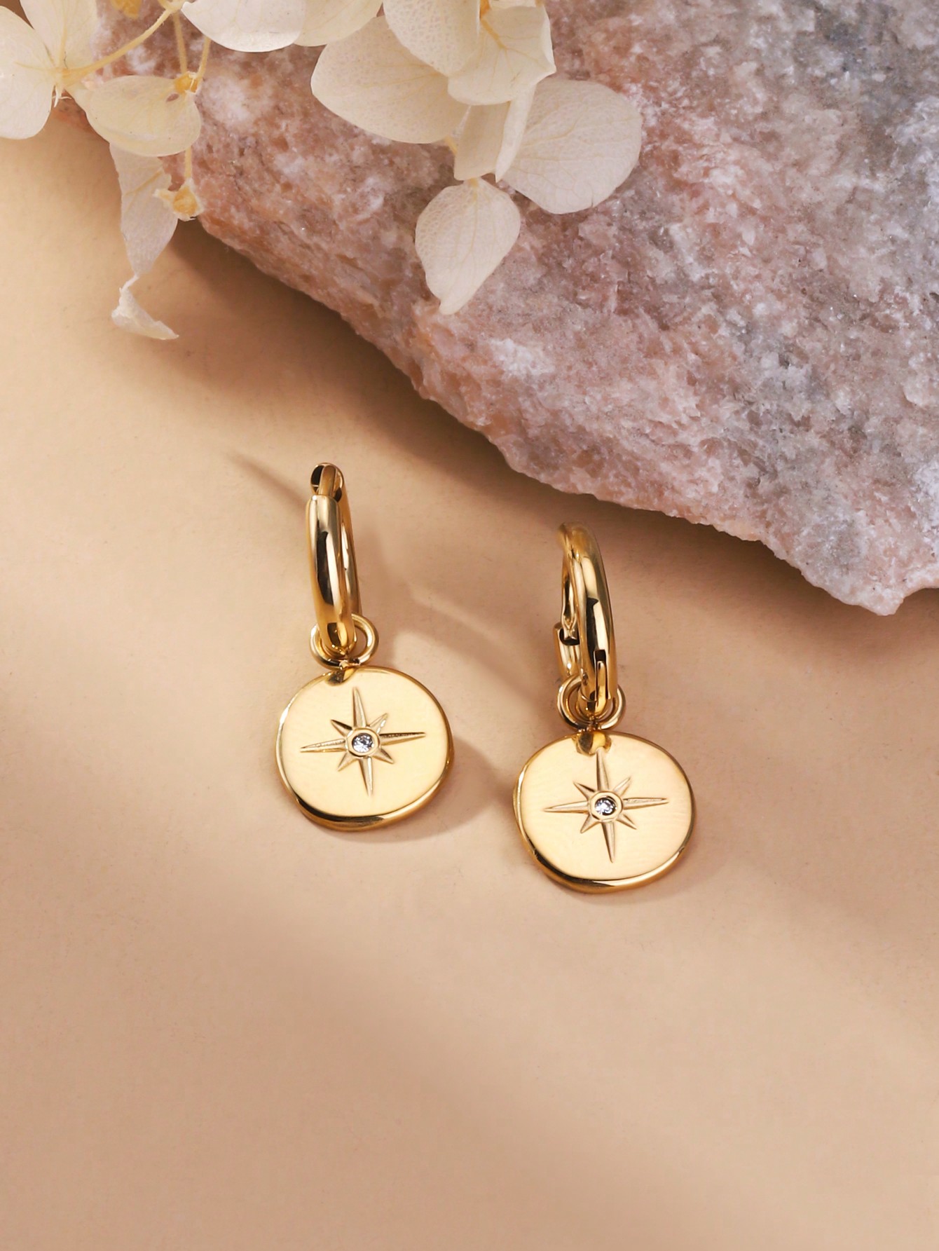 1 Pair Retro Star Plating 304 Stainless Steel 14K Gold Plated Drop Earrings display picture 3