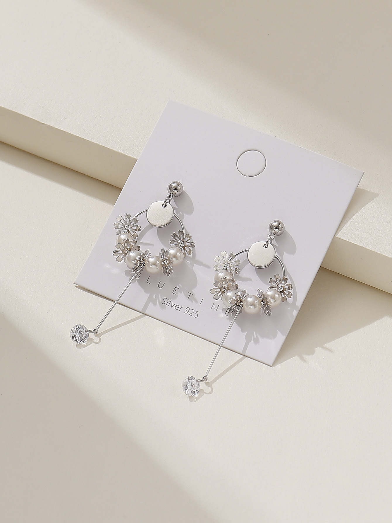 1 Pair Elegant Solid Color Flower Plating Hollow Out Inlay Alloy Artificial Diamond Drop Earrings display picture 1