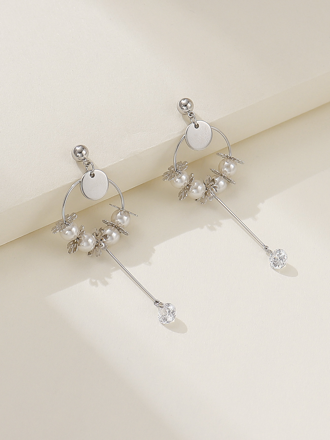 1 Pair Elegant Solid Color Flower Plating Hollow Out Inlay Alloy Artificial Diamond Drop Earrings display picture 2