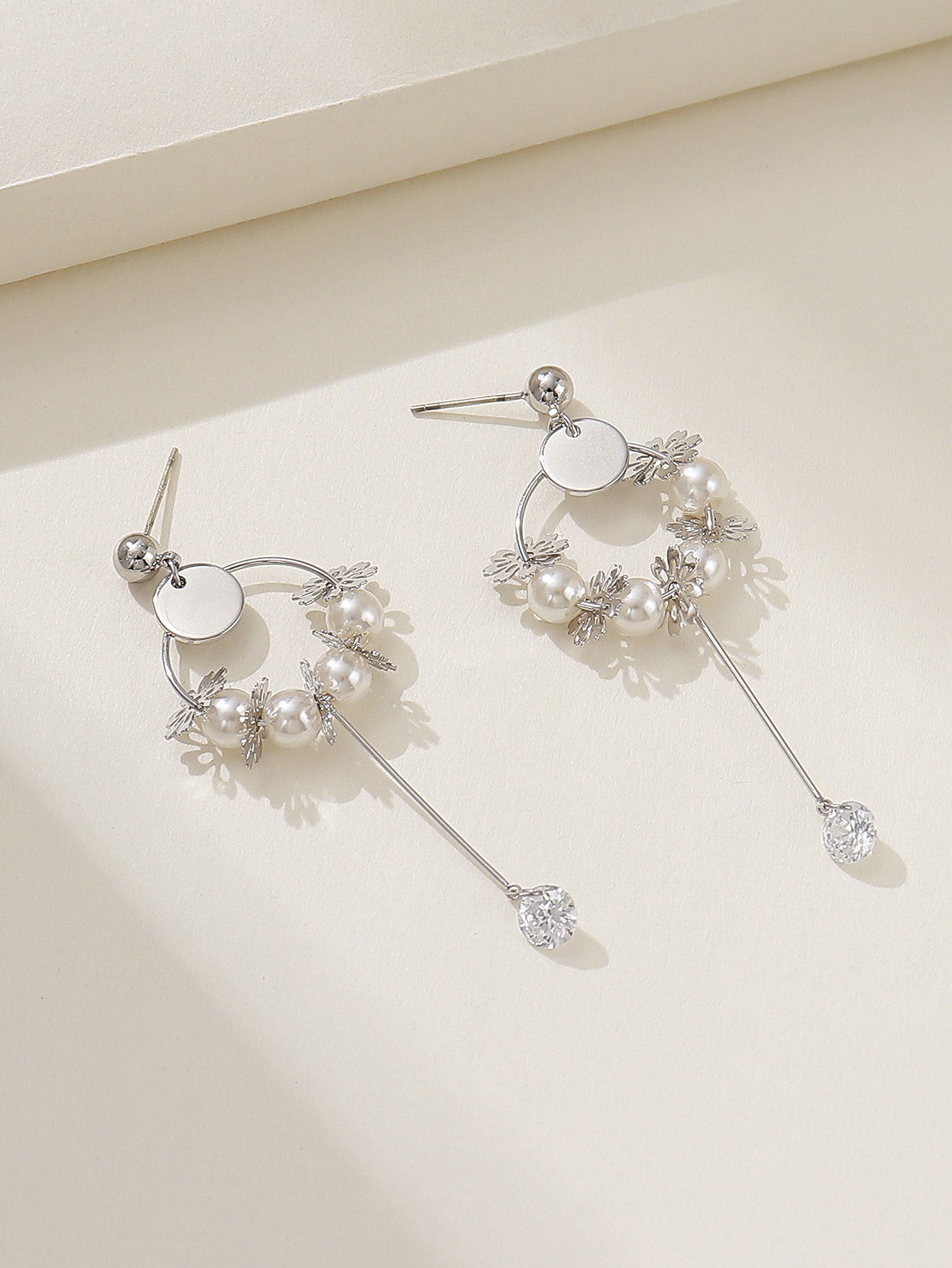 1 Pair Elegant Solid Color Flower Plating Hollow Out Inlay Alloy Artificial Diamond Drop Earrings display picture 4
