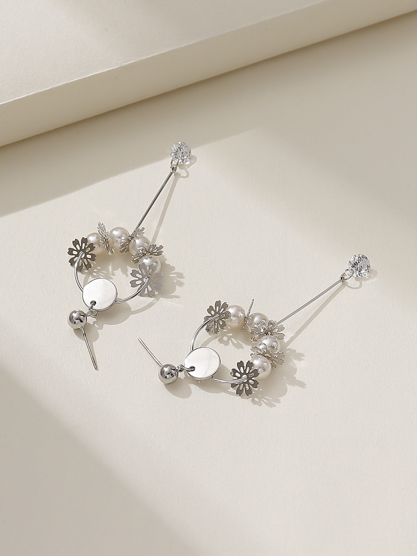 1 Pair Elegant Solid Color Flower Plating Hollow Out Inlay Alloy Artificial Diamond Drop Earrings display picture 6