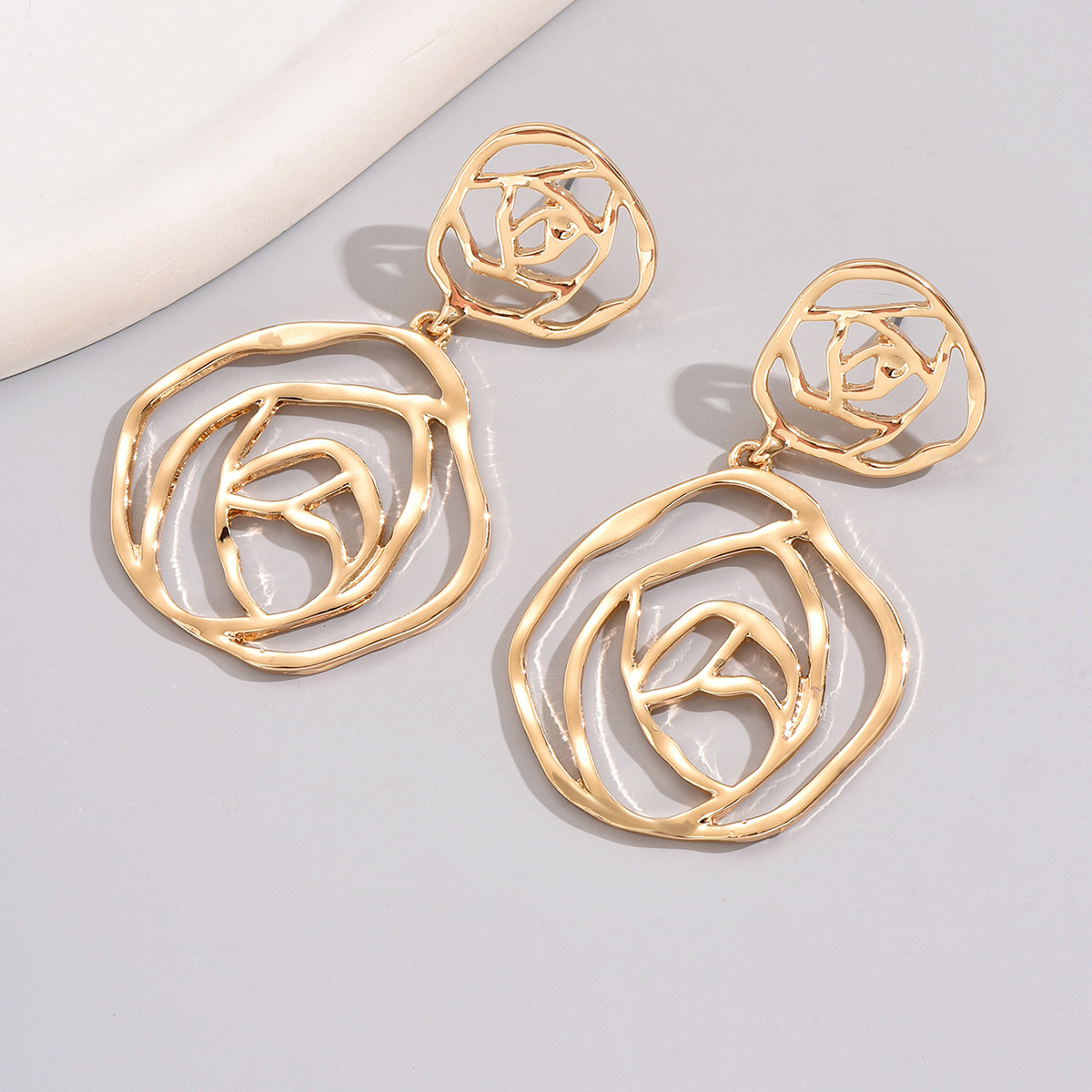 1 Pair Vintage Style Exaggerated Floral Hollow Out Alloy Zinc Ear Studs display picture 3