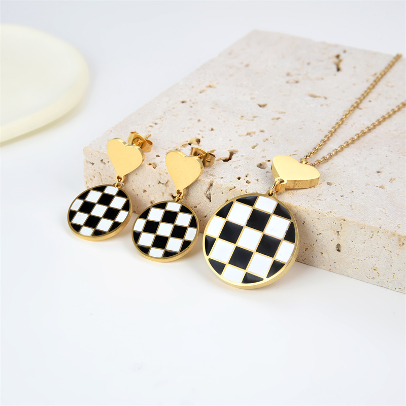 Vintage Style Heart Shape Checkered Stainless Steel Plating Jewelry Set display picture 5