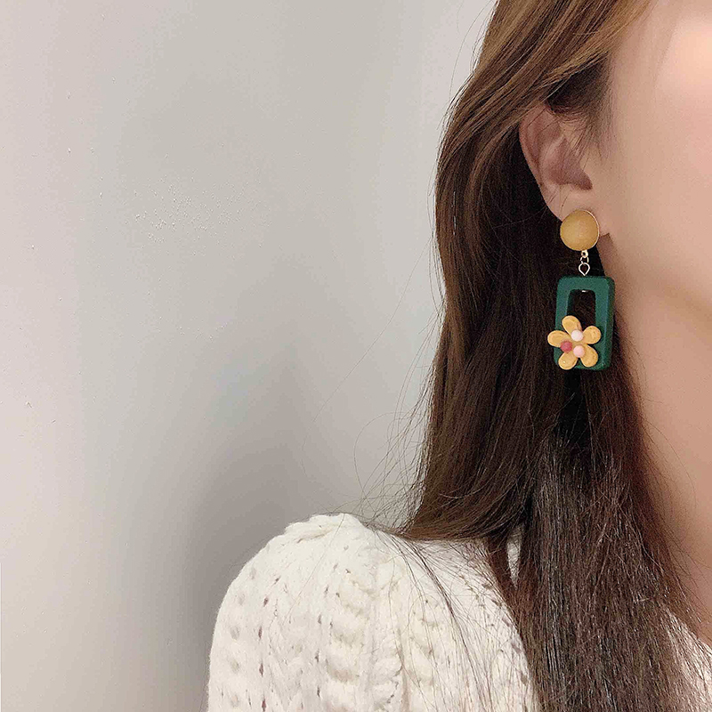 1 Pair Elegant Retro Flower Resin Drop Earrings display picture 4