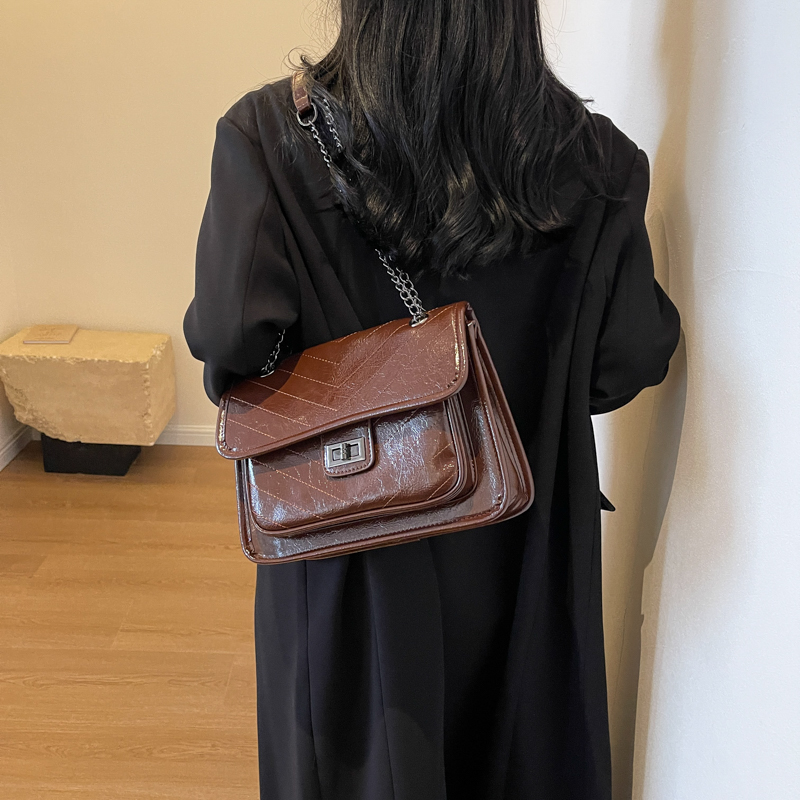 Women's Pu Leather Solid Color Vintage Style Classic Style Streetwear Sewing Thread Metal Button Square Flip Cover Lock Clasp Shoulder Bag Square Bag display picture 1