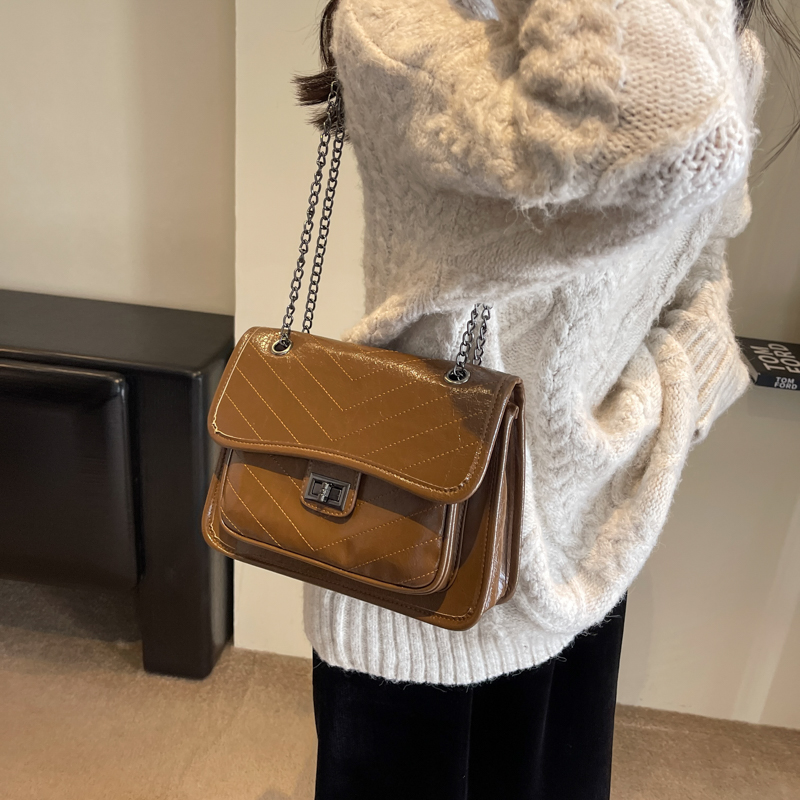 Women's Pu Leather Solid Color Vintage Style Classic Style Streetwear Sewing Thread Metal Button Square Flip Cover Lock Clasp Shoulder Bag Square Bag display picture 8