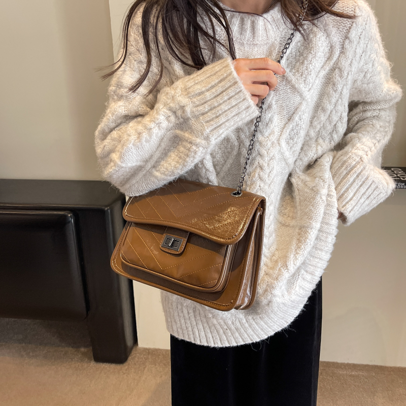Women's Pu Leather Solid Color Vintage Style Classic Style Streetwear Sewing Thread Metal Button Square Flip Cover Lock Clasp Shoulder Bag Square Bag display picture 20