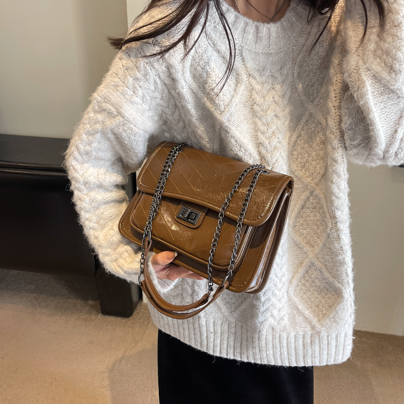 Women's Pu Leather Solid Color Vintage Style Classic Style Streetwear Sewing Thread Metal Button Square Flip Cover Lock Clasp Shoulder Bag Square Bag display picture 15