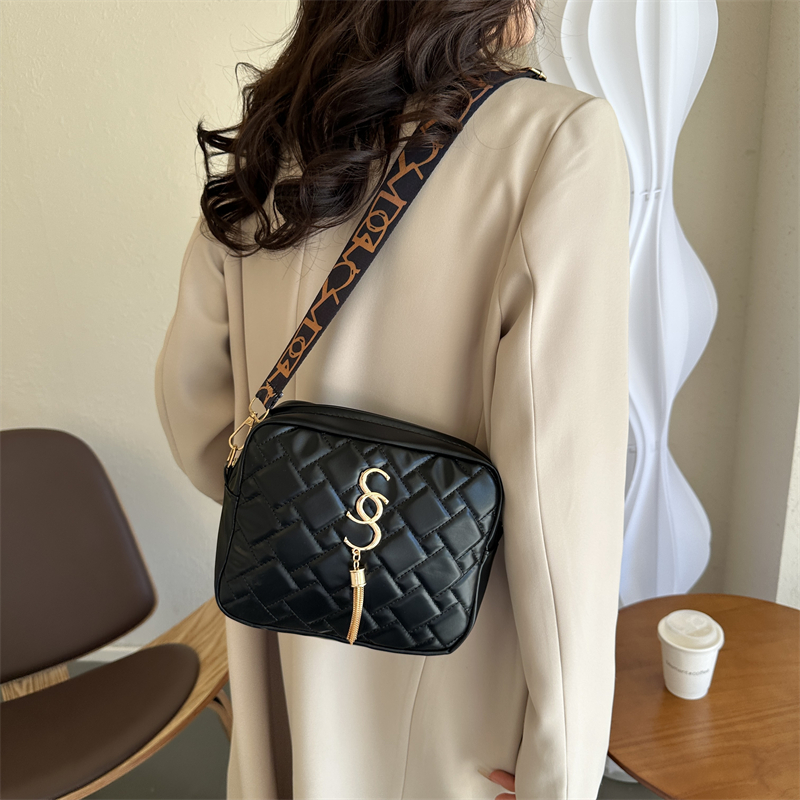 Women's Pu Leather Letter Streetwear Square Zipper Shoulder Bag Crossbody Bag display picture 1