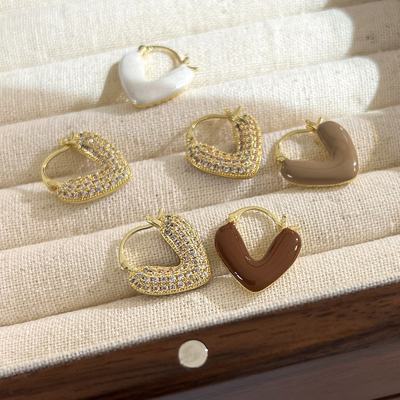 1 Pair Retro Heart Shape Inlay Copper Zircon Gold Plated Earrings display picture 10