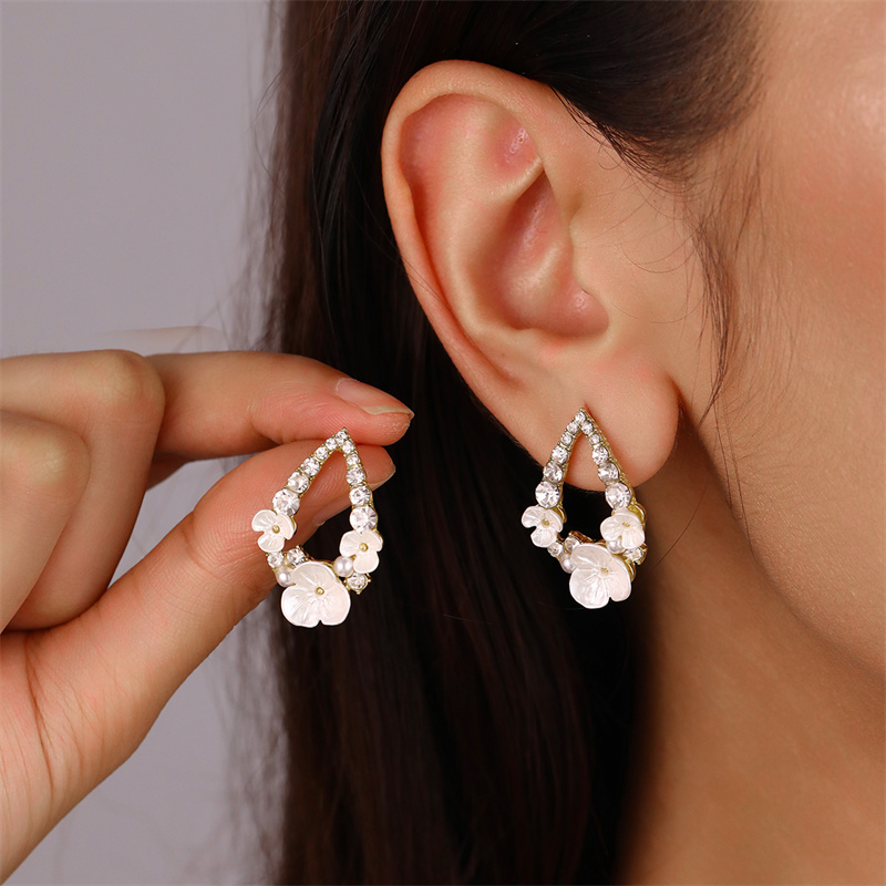 1 Pair Cute Sweet Heart Shape Butterfly Beaded Hollow Out Alloy Ear Studs display picture 43