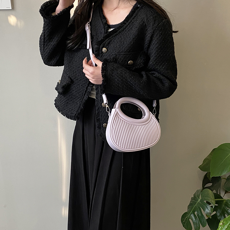 Women's Pu Leather Stripe Classic Style Dumpling Shape Zipper Handbag display picture 7