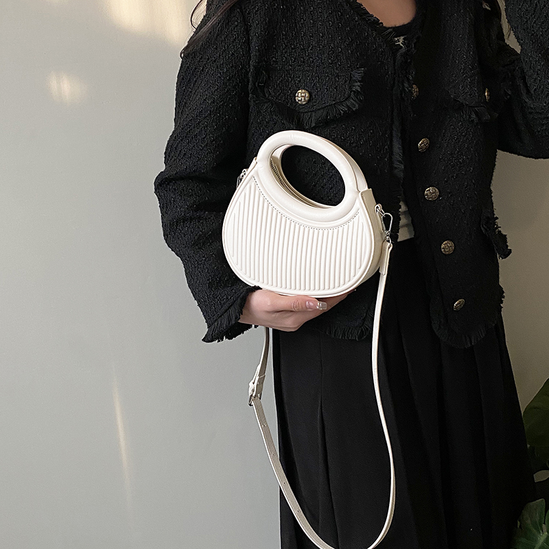 Women's Pu Leather Stripe Classic Style Dumpling Shape Zipper Handbag display picture 4