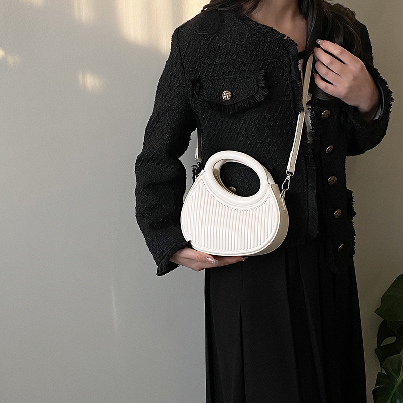 Women's Pu Leather Stripe Classic Style Dumpling Shape Zipper Handbag display picture 8