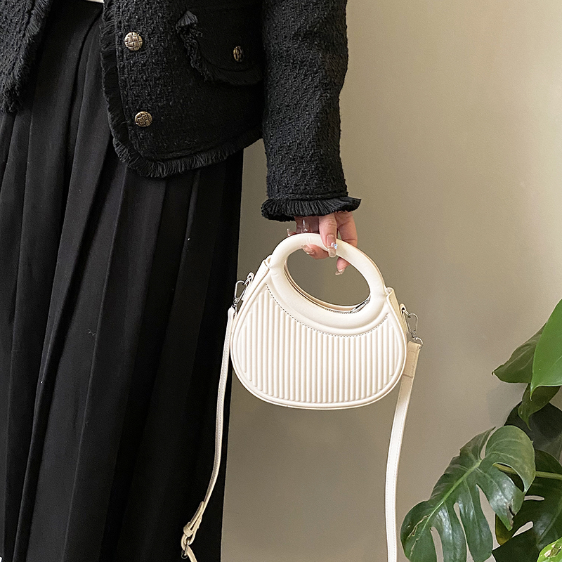 Women's Pu Leather Stripe Classic Style Dumpling Shape Zipper Handbag display picture 10