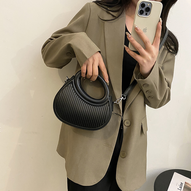 Women's Pu Leather Stripe Classic Style Dumpling Shape Zipper Handbag display picture 13