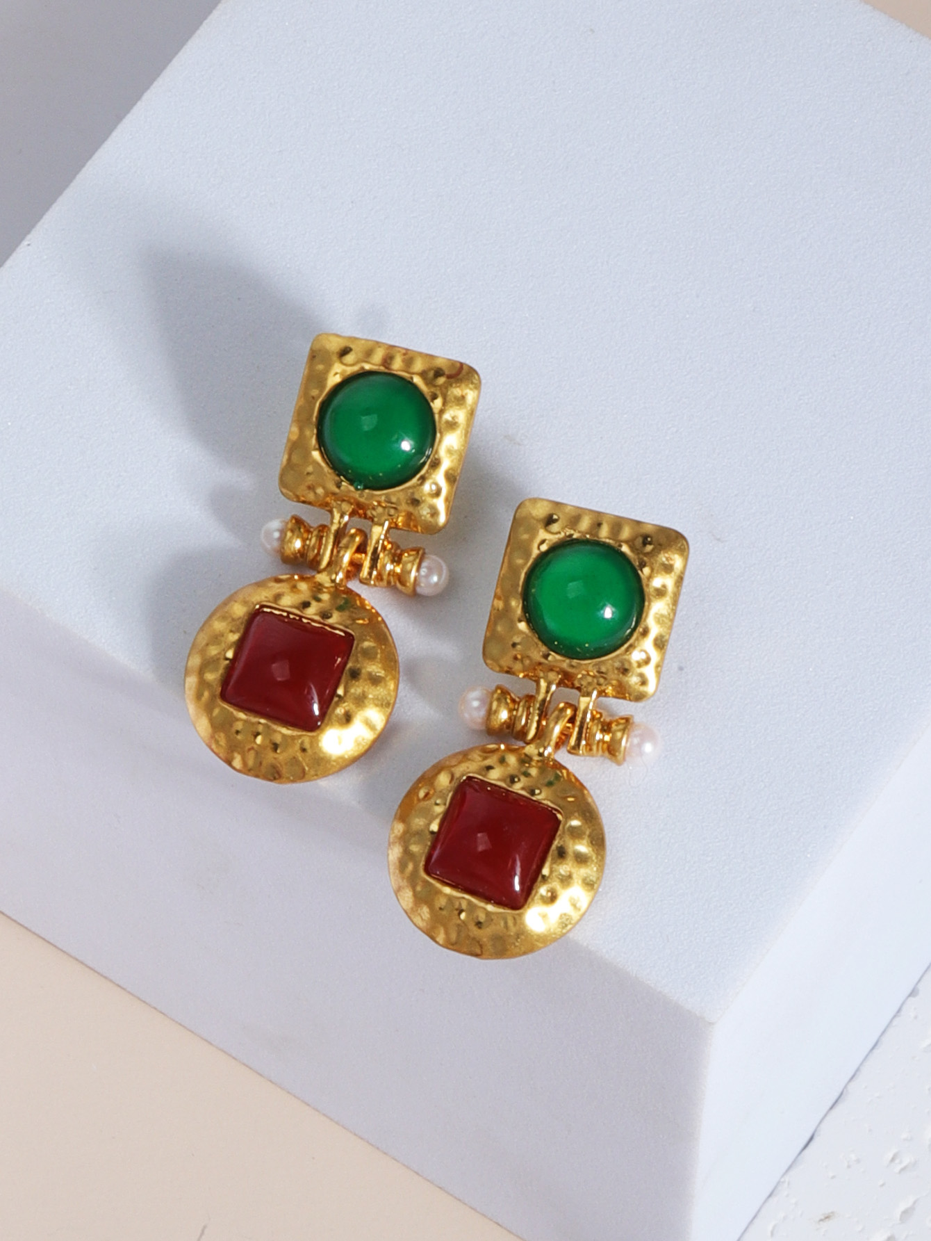 1 Pair Retro Round Plating Inlay Alloy Resin 18k Gold Plated Drop Earrings display picture 2