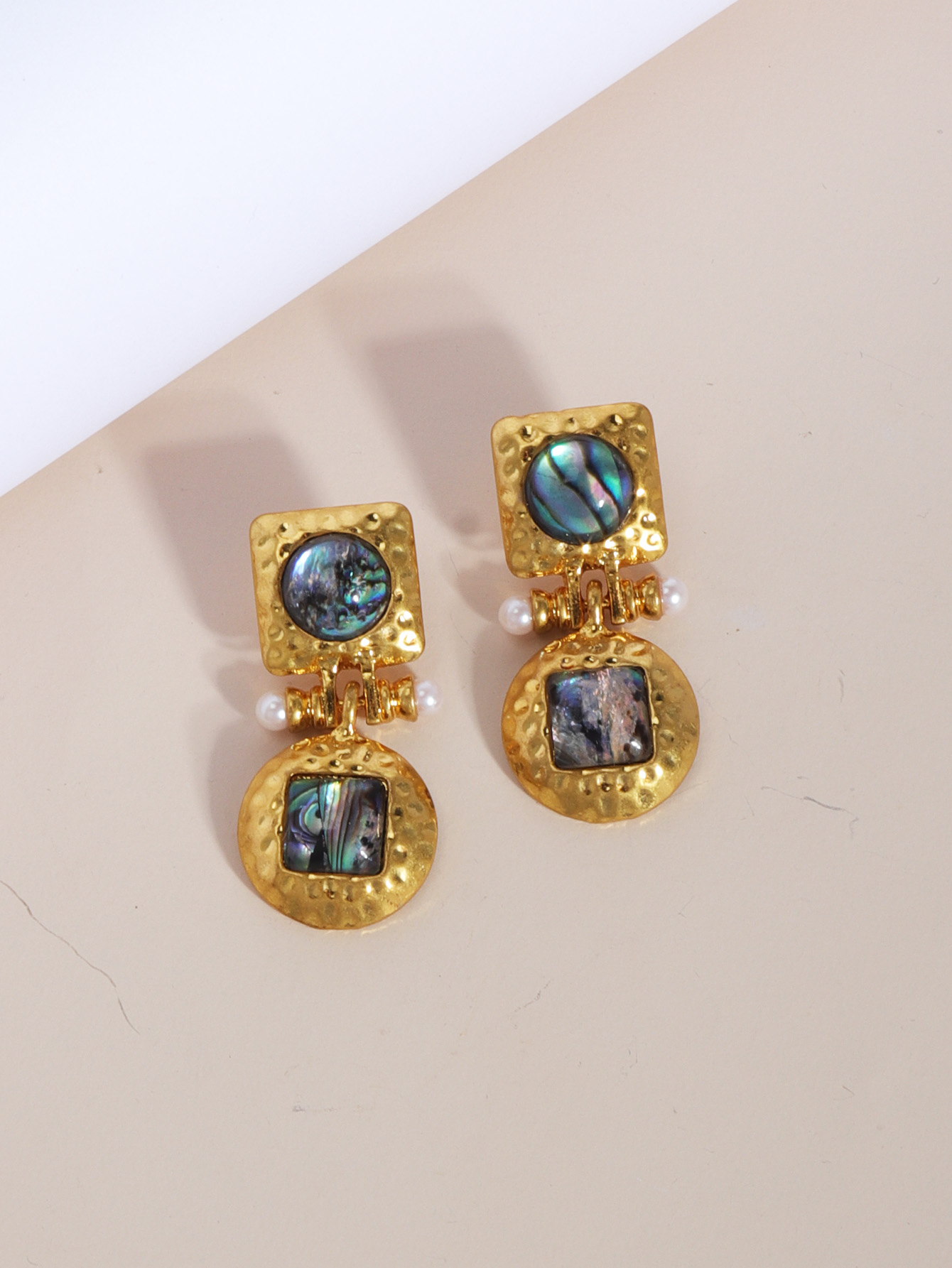 1 Pair Retro Round Plating Inlay Alloy Resin 18k Gold Plated Drop Earrings display picture 3