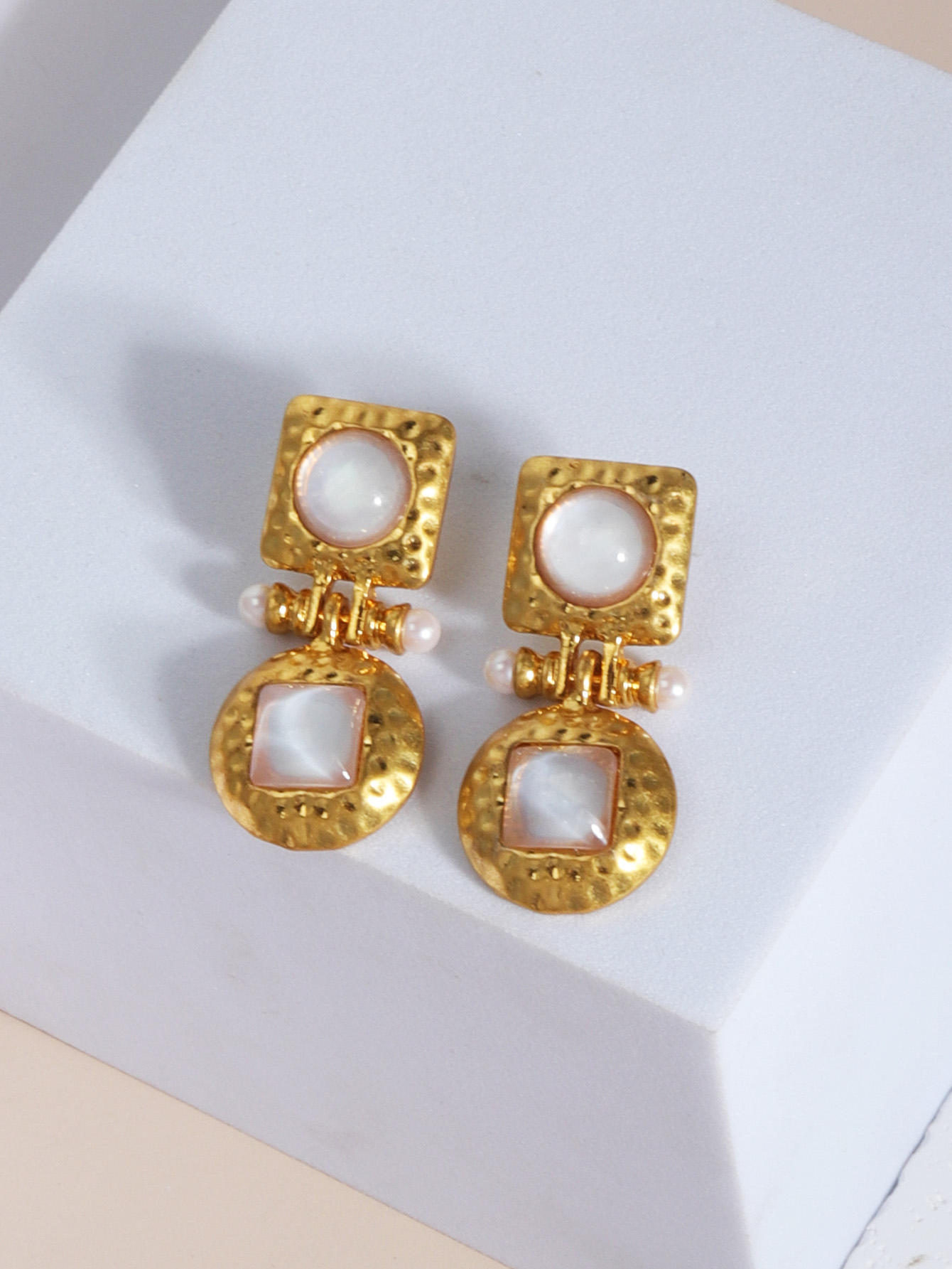 1 Pair Retro Round Plating Inlay Alloy Resin 18k Gold Plated Drop Earrings display picture 4
